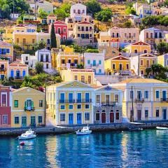 Kolorowe domy nad wodą, idealne na rejs na Symi z Rodos. Cena wycieczki może być niższa niż myślisz!