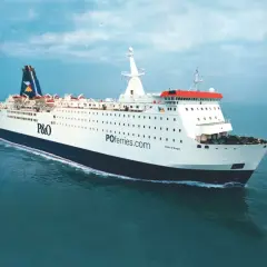 Prom P&O "Pride of Bruges" płynie po morzu. Zastanawiasz się, ile kosztuje prom do Anglii? Sprawdź ceny na P&Oferries.com.