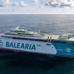 Prom Balearia "Margarita Salas" płynie z Barcelony na Majorkę. Nowoczesny katamaran zasilany gazem ziemnym.