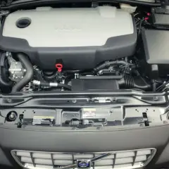 Silniki Volvo Penta w akcji. Widok komory silnika Volvo z widocznym blokiem silnika i osprzętem.