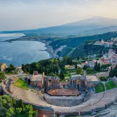 Starożytny teatr grecki w Taorminie z widokiem na morze i Etnę, w oddali widać wybrzeże w kierunku Villa San Giovanni - Messina.