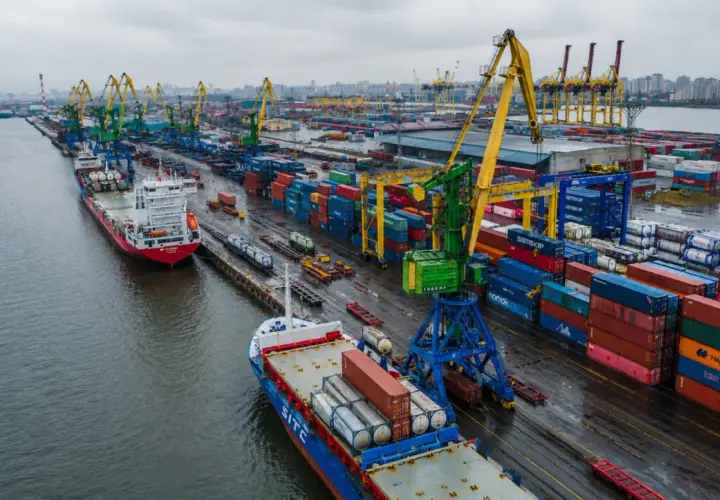 Port z dźwigami i kontenerami, gotowy do załadunku na statki. Dokumentacja celna, czyli morski list przewozowy, czeka na wypełnienie.