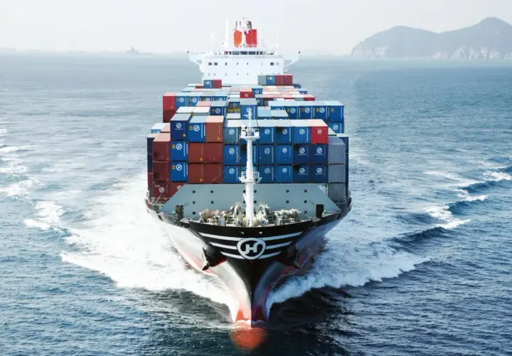 Kontenerowiec Hanjin Shipping płynący po morzu, z widocznym logo firmy na dziobie.