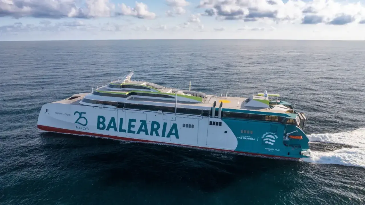 Prom Balearia "Margarita Salas" płynie z Barcelony na Majorkę. Nowoczesny katamaran zasilany gazem ziemnym.